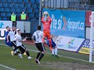 Branká Zlína Stanislav Dostál (v erveném) skáe pro balon v zápase proti...