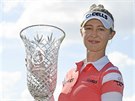 Americká golfistka Nelly Kordová pózuje s trofejí po vítzství na turnaji v...
