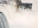 Podle serveru niagaraparks.com pekonají vodopády za 50 000 let zbývajících 32...