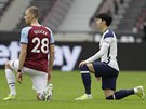 Tomá Souek z West Hamu (vlevo) a Son Hung-min z Tottenhamu ped zahájením...