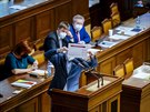 Ministr zdravotnictví Jan Blatný ukazuje poslancm bhem jednání Snmovny o...
