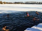 Skupinku otu�ilc� v Otrokovic�ch nezastavilo ani zamrzl� �t�rkovi�t�. V ledu si...