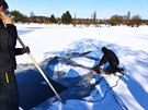 Skupinku otu�ilc� v Otrokovic�ch nezastavilo ani zamrzl� �t�rkovi�t�. V ledu si...