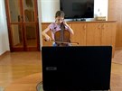 Dívka se učí na violoncello už pět měsíců distančně