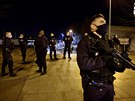 Francouzská policie po vrad dvou dospívajících hlídkuje v obci...