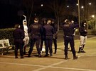 Francouzská policie po vrad dvou dospívajících hlídkuje v obci...