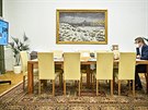 Premiér Andrej Babi pi jednání vlády formou videokonference o zpísnní...
