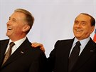 Italský premiér Silvio Berlusconi a eský premiér Mirek Topolánek pózují...