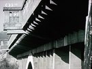 Nedokonený dálniní most nad elivkou v televizním filmu Romeo a Julie na...