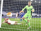 Slávista Luká Provod stílí gól do sít Leicesteru, branká Kasper Schmeichel...