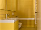 Ve luté koupeln jsou dladice RAKO ze série ColorTwo, na stnách formát 10×10...