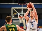 eský basketbalista Martin Peterka stílí na litevský ko pes Arnase...