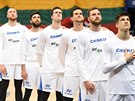 etí basketbalisté naslouchají hymn ped zápasem s Litvou.