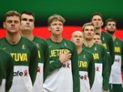 Litevtí basketbalisté naslouchají hymn ped zápasem s eskem. Za srdce se...