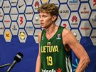 Litevský basketbalista Mindaugas Kuzminskas po zápase s eskem
