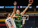 Litevský basketbalista Arnas Butkeviius zakonuje na eský ko kolem Vojtcha...