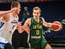 Litevský basketbalista Vaidas Kariniauskas (vpravo) útoí na eský ko kolem...