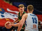 Litevský basketbalista Eimantas Bendius (vlevo) útoí na eský ko pes...