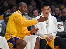 Kobe Bryant (vlevo) a Jeremy Lin se v roce 2014 seli v dresu LA Lakers.