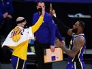 Alex Caruso (vlevo) a LeBron James oslavují úspch LA Lakers.