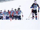 Kateina Razýmová (vpravo) v ele skupinky závodnic bhem skiatlonu na...