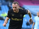 Vladimír Coufal z West Hamu obral o balon útoníka Sergia Agüera (Manchester...