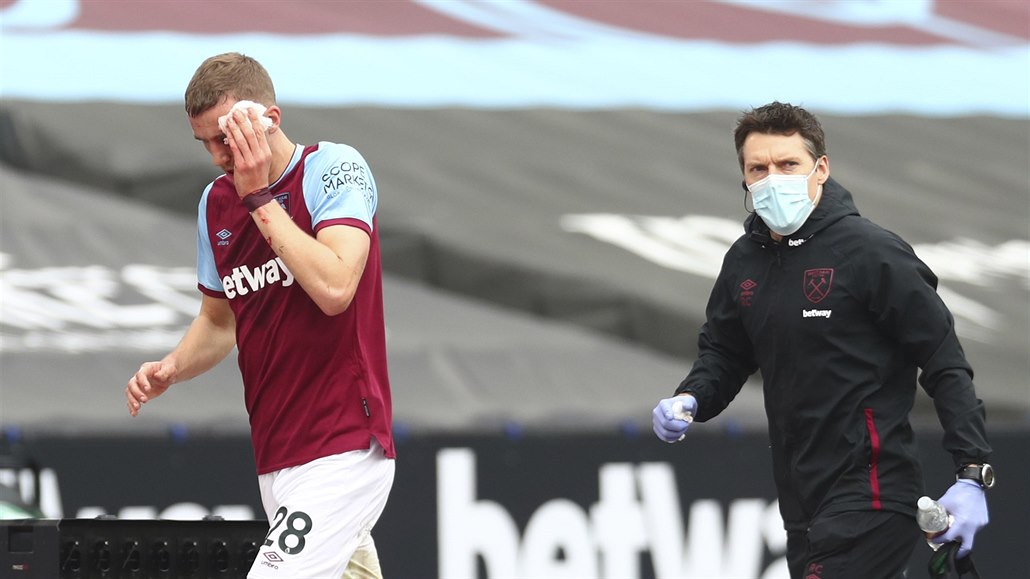 Tomáš Souček z West Hamu opouští hřiště k lékařskému ošetření.