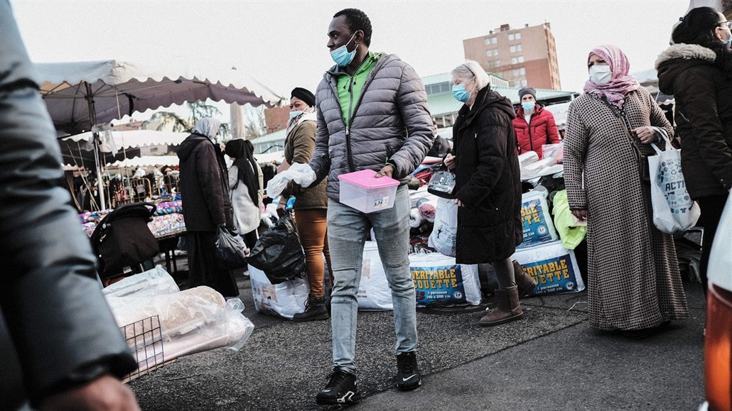 Na trhu v Trapppes nosí �eny arabského p�vodu �átky.