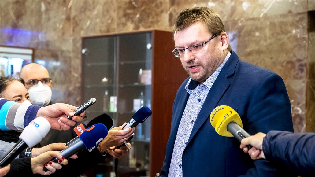 Poslanec Lubomír Volný má zaplatit pokutu ve výši jednoho poslaneckého platu za...