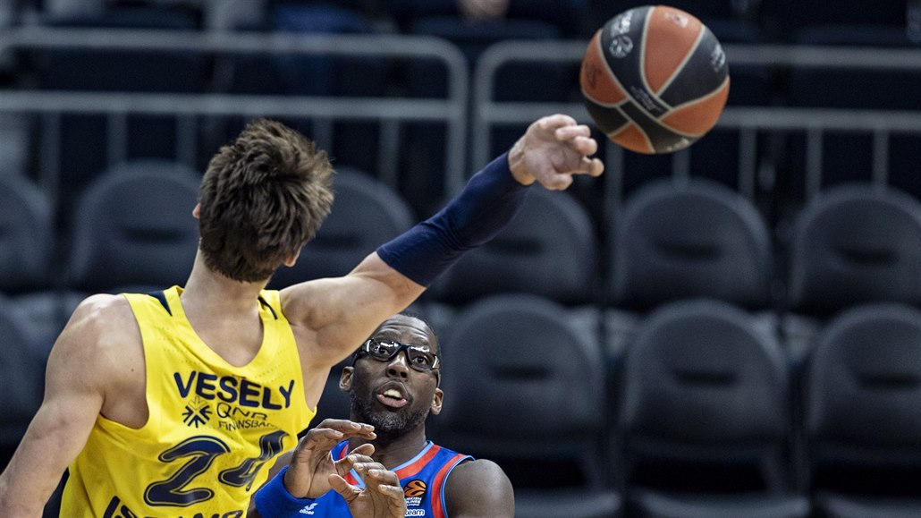 Fenerbahce po deseti zápasech prohrálo, osmnáct bodů Veselého nestačilo