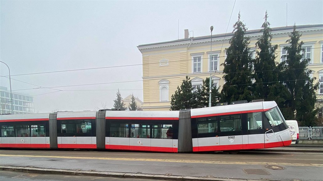 U nádraží v Holešovicích se zlomila tramvaj v kloubu.