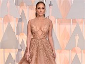 Jennifer Lopezovou oblékl roku 2015 libanonský návrhář Elie Saab do tělových...