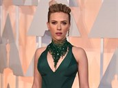 Smaragdovou róbu Scarlett Johanssonové z roku 2015 navrhla Donatella Versace