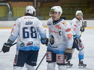 Kladenští hokejisté Jaromír Jágr, Tomáš Plekanec a Ondřej Machala (zleva) během...