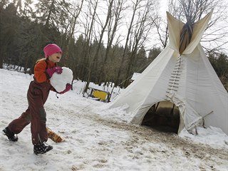 Dítka dobře vědí, že nesmí zmizet dospělým z dohledu. Také k řece mohou pro...