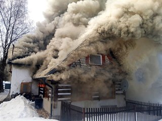 Požár roubené chalupy ve Smržovce