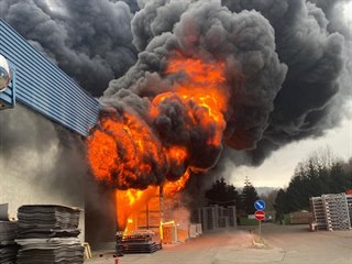 S plameny bojovalo přes dvacet jednotek hasičů.