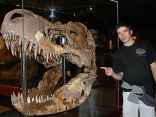 Paleontolog Vladimír Socha u největší lebky tyranosaura Rexe.