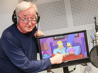 Jiří Lábus při dabováni seriálu Simpsonovi