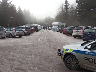 Parkoviště na Šerlichu je opět plné, v Deštné zbývá pár míst. Policisté na...