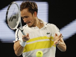 Rus Daniil Medveděv hraje forhend ve finále Australian Open.
