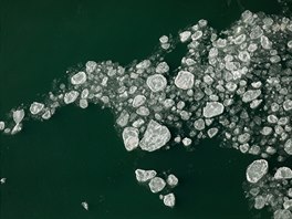 Zmrzlé krusty ledu pod Niagarskými vodopády