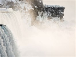 Podle serveru niagaraparks.com překonají vodopády za 50 000 let zbývajících 32...