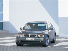 Pelomové BMW ady 7 (E65) z roku 2001 budilo ván. Zejména jeho zá, kterou...