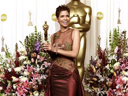 Halle Berry v roce 2002. Tehdy vynesla róbu zna�ky Ellie Saab a jako první...