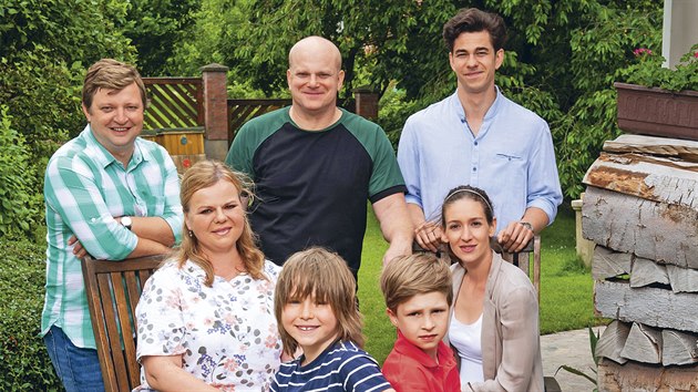 Vedle Marty Dancingerov� v seri�lu Kuka�ky (2021) exceluj� Michal Isten�k, Sabina Remundov�, David Novotn� a Marek Adamczyk. Jejich syny hraj� Theo Schaefer a Viktor Sekanina.