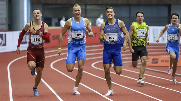 Halové mistrovstvi republiky v atletice. Pavel Maslák (vlevo) si běží pro triumf na dvoustovce.