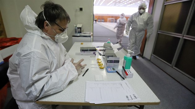 Antigenní testování se nově přesunulo z chebské nemocnice do sportovní haly. (22. února 2021)