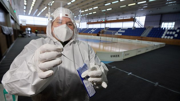 Antigenní testování se nově přesunulo z chebské nemocnice do sportovní haly. (22. února 2021)