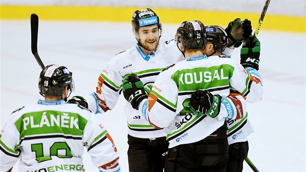 Mladoboleslavští hokejisté se radují ze vstřeleného gólu do sítě Litvínova.